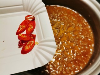 14、蒜蓉小油菜,放入红尖椒 关火