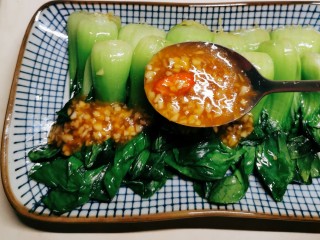 15、蒜蓉小油菜,将炒好的酱汁倒入油菜上面