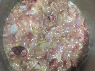 1、鲜椒红烧兔,兔子切丁，清水洗一下过滤血水，然后用盐、姜、少量啤酒、红薯粉、蛋清、一点鸡精码料，顺一个方向搅动，腌制15分钟