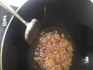 3、鲜椒红烧兔,起锅，热锅冷油下两大勺豆瓣酱和干花椒炒香，炒香后放入香料、干辣椒、鲜花椒