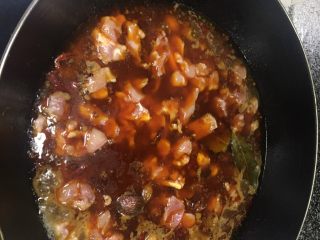 4、鲜椒红烧兔,料头炒香后倒入一瓶啤酒和适量水（大概刚好淹过兔肉），水烧开后倒入腌好的兔丁