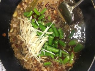 5、鲜椒红烧兔,煮熟兔肉后调味放入适量酱油，小勺白糖，花椒油，放入切好的子姜和线椒，继续炖煮5分钟