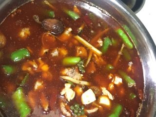 6、鲜椒红烧兔,起锅前加入味精、香油拌匀，撒上葱花即可