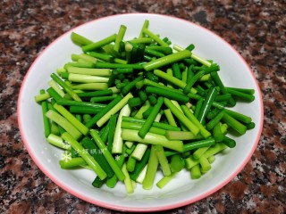 2、蒜苔炒牛肉,将蒜苔洗净切成小段。