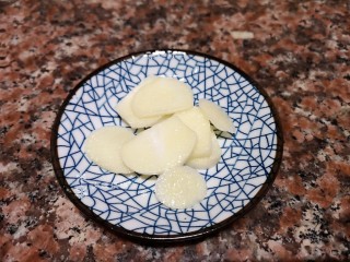 3、蒜苔炒牛肉,将大蒜切片。