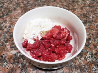 5、蒜苔炒牛肉,将牛肉切丝，加入适量淀粉、清水和花椒油拌匀。