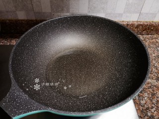 6、蒜苔炒牛肉,热锅倒油烧至八成热。