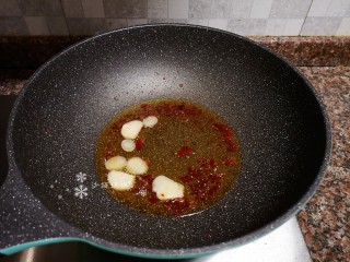 10、蒜苔炒牛肉,放入大蒜片翻炒出香味。