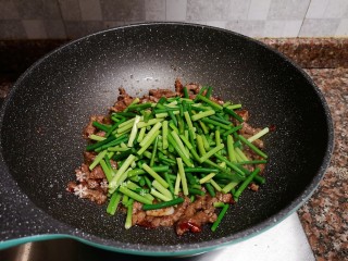 12、蒜苔炒牛肉,放入蒜苔翻炒片刻。