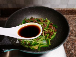 13、蒜苔炒牛肉,倒入适量生抽翻炒均匀。