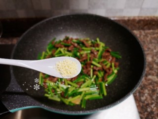 14、蒜苔炒牛肉,放入适量鸡精翻炒均匀即可出锅。