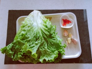 1、蒜蓉蚝油生菜,食材准备好