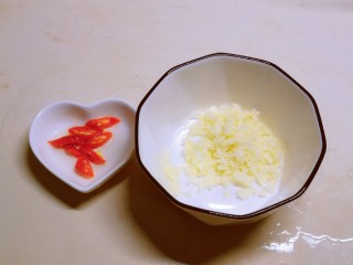 2、蒜蓉蚝油生菜,蒜切碎 红尖椒切圈