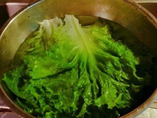 3、蒜蓉蚝油生菜,生菜一片片择下来