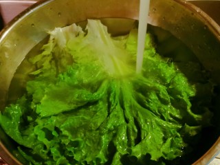 4、蒜蓉蚝油生菜,清水冲洗
