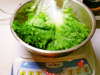 5、蒜蓉蚝油生菜,放入开水中汆烫