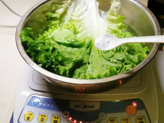 6、蒜蓉蚝油生菜,水中加入盐