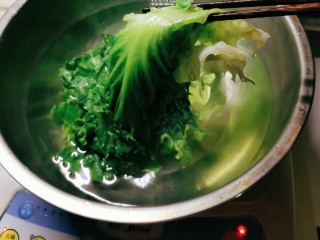 8、蒜蓉蚝油生菜,捞出备用