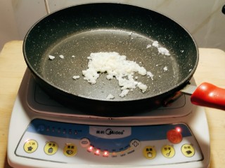 11、蒜蓉蚝油生菜,起油锅 放入食用油 油热后放入蒜碎 