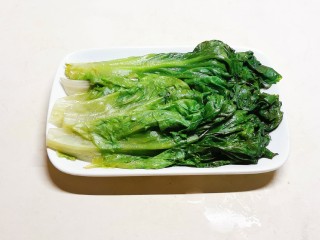 10、蒜蓉蚝油生菜,摆到盘子里