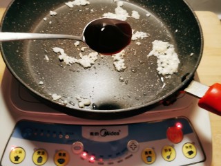 12、蒜蓉蚝油生菜,炒出香味后 放入蚝油