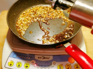 13、蒜蓉蚝油生菜,倒入生抽