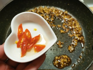 15、蒜蓉蚝油生菜,放入红尖椒 关火