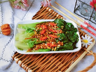 16、蒜蓉蚝油生菜,炒好的酱汁浇到生菜上面  整理一下上桌。