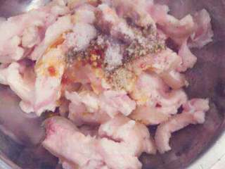 2、四川粉蒸肉,放盘里加盐，胡椒粉，豆瓣酱，酱油，花椒，料酒搅拌均匀