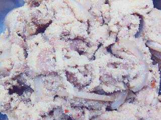 3、四川粉蒸肉,再加粉蒸粉进去搅拌干干的