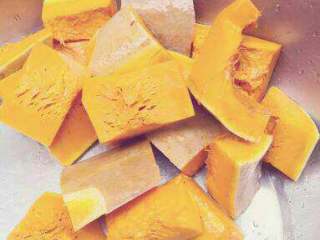 4、四川粉蒸肉,南瓜洗干净切小块，