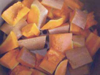 5、四川粉蒸肉,蒸锅放南瓜在底下