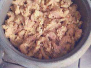 6、四川粉蒸肉,把粉蒸肉铺在上面