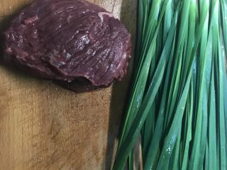 1、猜着做饭:韭香牦牛肉,菜市场买的牦牛肉,老板不太会剃。凑合吧。
