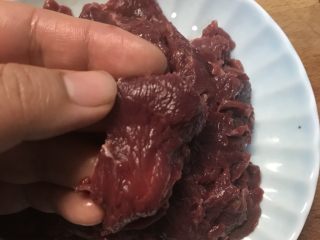 2、猜着做饭:韭香牦牛肉,特意拍张看牛肉纹理的。牛肉的肌理,特别细长,与到成90度直角,直刀下去,切成这样的纹理。让本来就非常嫩的牛柳更入味更好咀嚼。