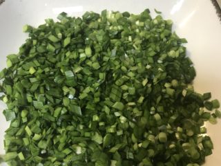 3、猜着做饭:韭香牦牛肉,韭菜切好,用熟菜板切好。大家一定要生熟菜板分开用哈