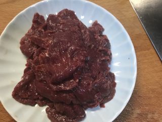 4、猜着做饭:韭香牦牛肉,切好牛肉片待用