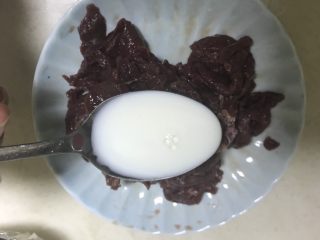 5、猜着做饭:韭香牦牛肉,加入牛奶