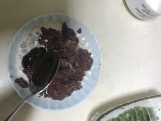 8、猜着做饭:韭香牦牛肉,加入一汤匙蚝油
