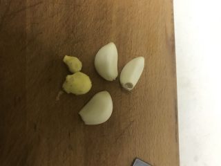 9、猜着做饭:韭香牦牛肉,蒜瓣和姜