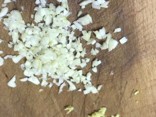 10、猜着做饭:韭香牦牛肉,切成碎末