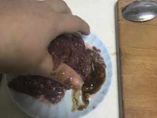 11、猜着做饭:韭香牦牛肉,准备好东西后,混合好调料