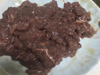 12、猜着做饭:韭香牦牛肉,拍一张近图。把所有的汁吸入牛肉里。看到盘子里没有稀释出来的汁,说明已经好了,就可以了,如果还有治水,就要继续用手抓