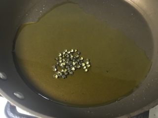 13、猜着做饭:韭香牦牛肉,菜油入锅,这一步油要多,可以保证牛肉嫩滑。四川人做菜都要花椒,大家不喜欢可以不放。油煎熟后,将花椒捞出