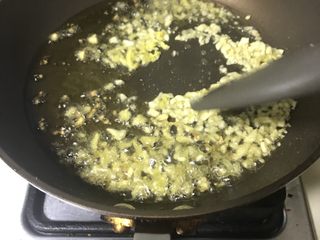 14、猜着做饭:韭香牦牛肉,下姜蒜末炒香