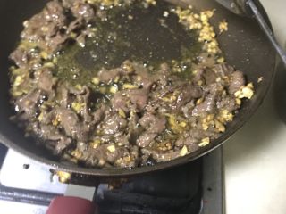 16、猜着做饭:韭香牦牛肉,炒熟。熟到刚刚看不见血就可以了