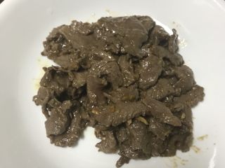 17、猜着做饭:韭香牦牛肉,一次性用漏勺捞出牛肉控出油。这一步家里有不吃姜蒜的,就细细捞出来