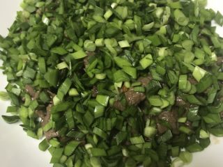 18、猜着做饭:韭香牦牛肉,撒上韭菜碎