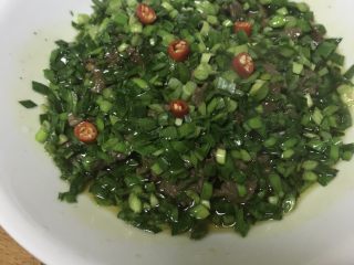 21、猜着做饭:韭香牦牛肉,淋在铺好的菜上,齐活。