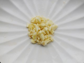 5、无敌下饭的芹菜炒香干,大蒜切末。